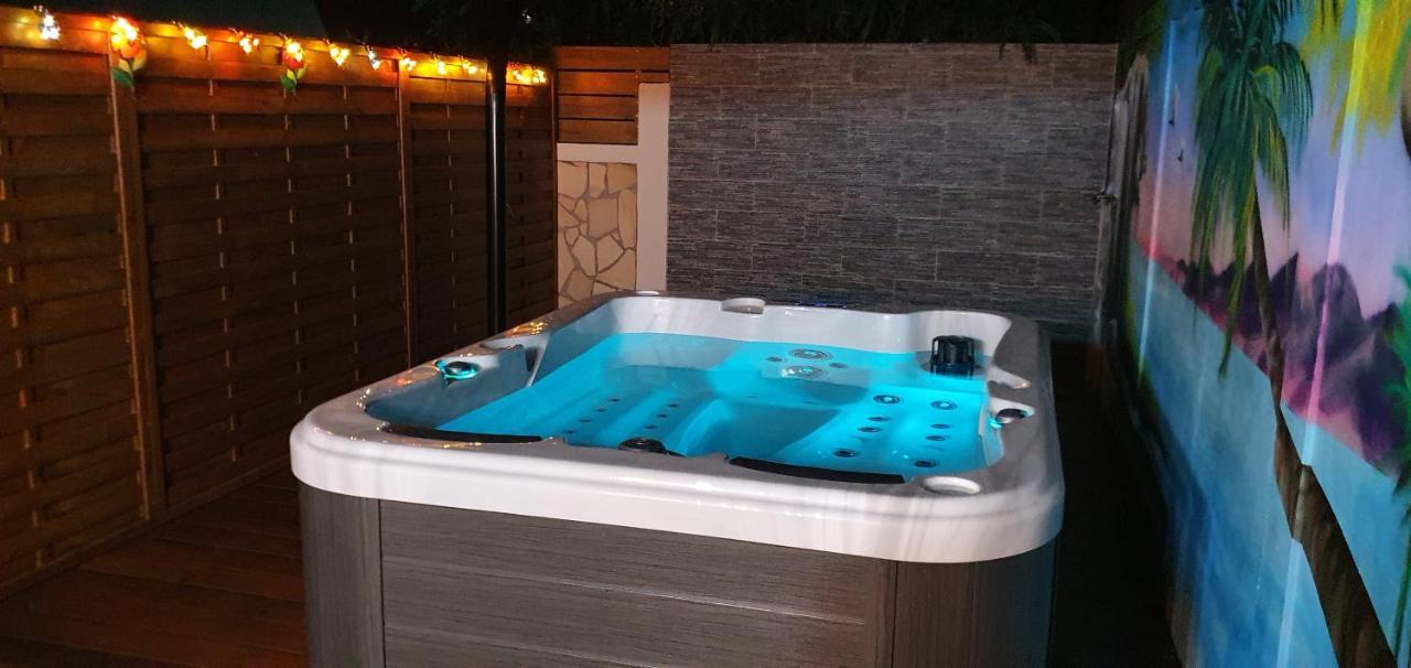 "Chez Claudia "Charmant Logement Avec Jacuzzi Privatif En Toute Intimite Sur Belle Terrasse Exterieure En Bois Et Piscine Courcelles Bagian luar foto