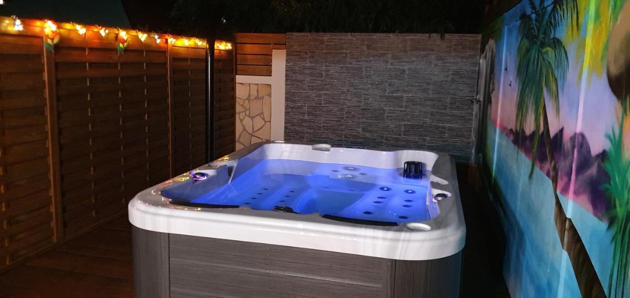 "Chez Claudia "Charmant Logement Avec Jacuzzi Privatif En Toute Intimite Sur Belle Terrasse Exterieure En Bois Et Piscine Courcelles Bagian luar foto