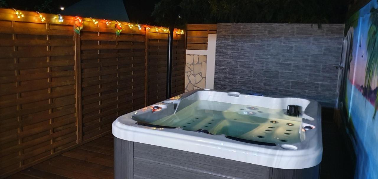 "Chez Claudia "Charmant Logement Avec Jacuzzi Privatif En Toute Intimite Sur Belle Terrasse Exterieure En Bois Et Piscine Courcelles Bagian luar foto