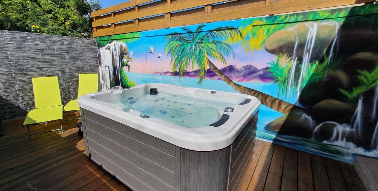 "Chez Claudia "Charmant Logement Avec Jacuzzi Privatif En Toute Intimite Sur Belle Terrasse Exterieure En Bois Et Piscine Courcelles Bagian luar foto