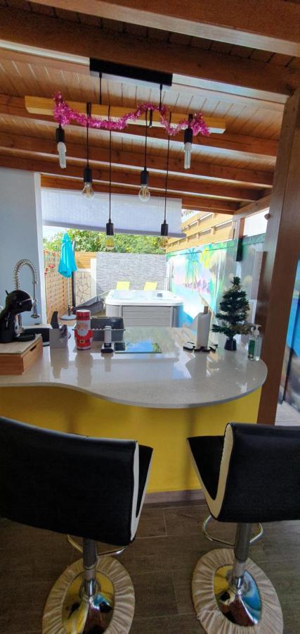 "Chez Claudia "Charmant Logement Avec Jacuzzi Privatif En Toute Intimite Sur Belle Terrasse Exterieure En Bois Et Piscine Courcelles Bagian luar foto