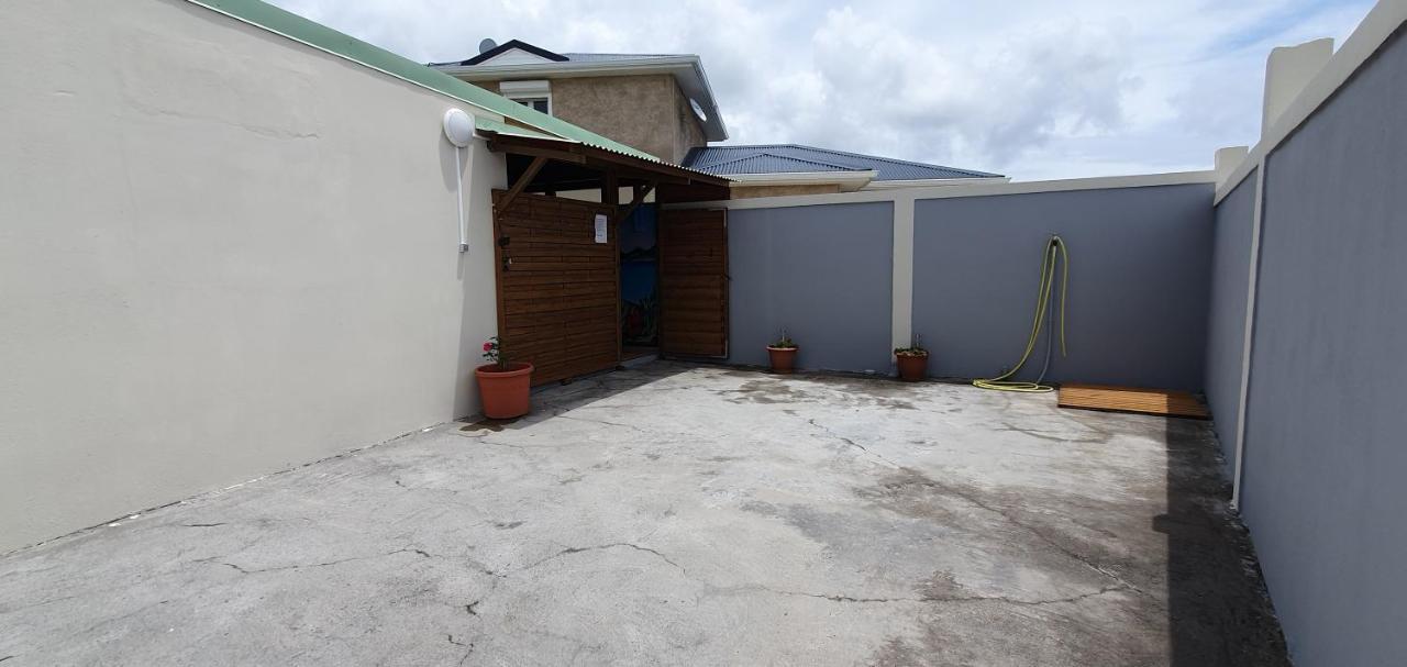 "Chez Claudia "Charmant Logement Avec Jacuzzi Privatif En Toute Intimite Sur Belle Terrasse Exterieure En Bois Et Piscine Courcelles Bagian luar foto